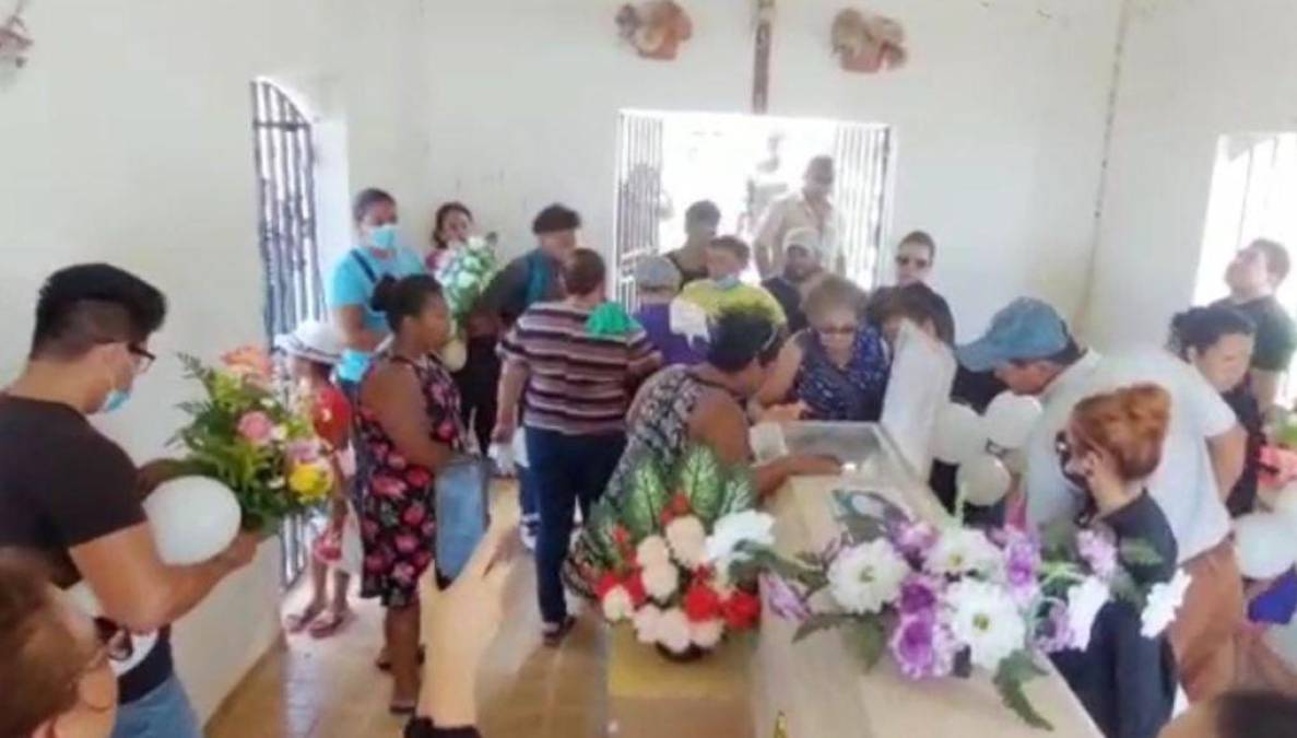 Con globos y flores dan último adiós a Rixy Ponce, joven madre ultimada en Trujillo (FOTOS)