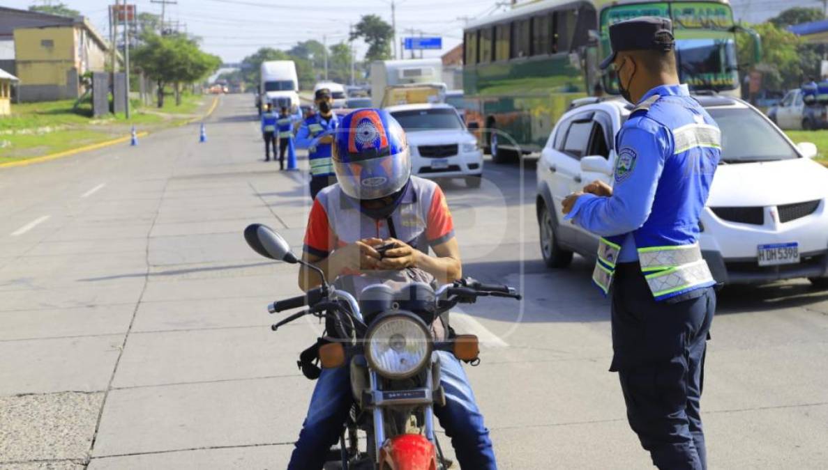 En el bulevar del sur de San Pedro Sula los operativos comenzaron este jueves por la mañana. Los agentes requieren a conductores para inspeccionar que porten las nuevas placas vehiculares. 