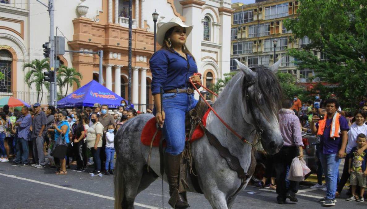 Y después siguieron hasta el Monumento a la Madre.