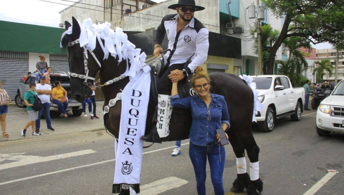 Algunas chicas se tomaron fotografías con los jinetes más guapos.