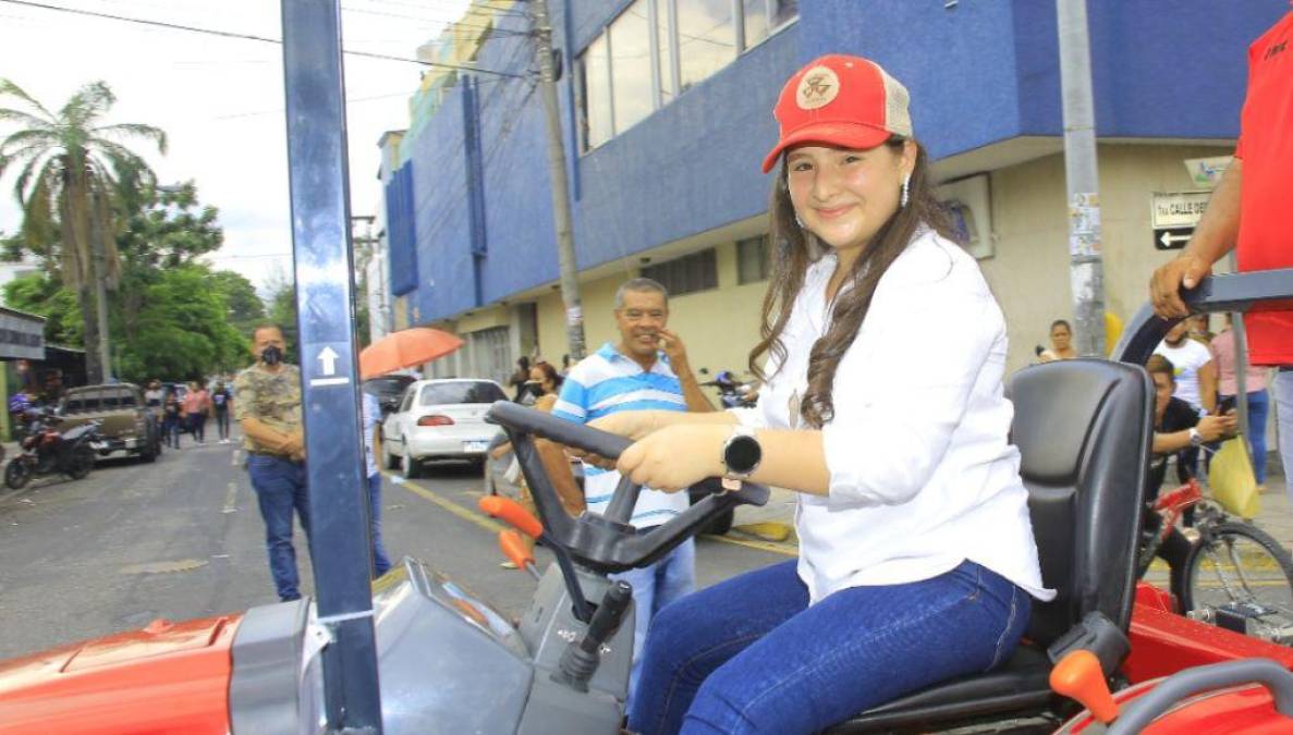 Ella posó para la cámara de Diario La Prensa y el alegre ciudadano de atrás también.