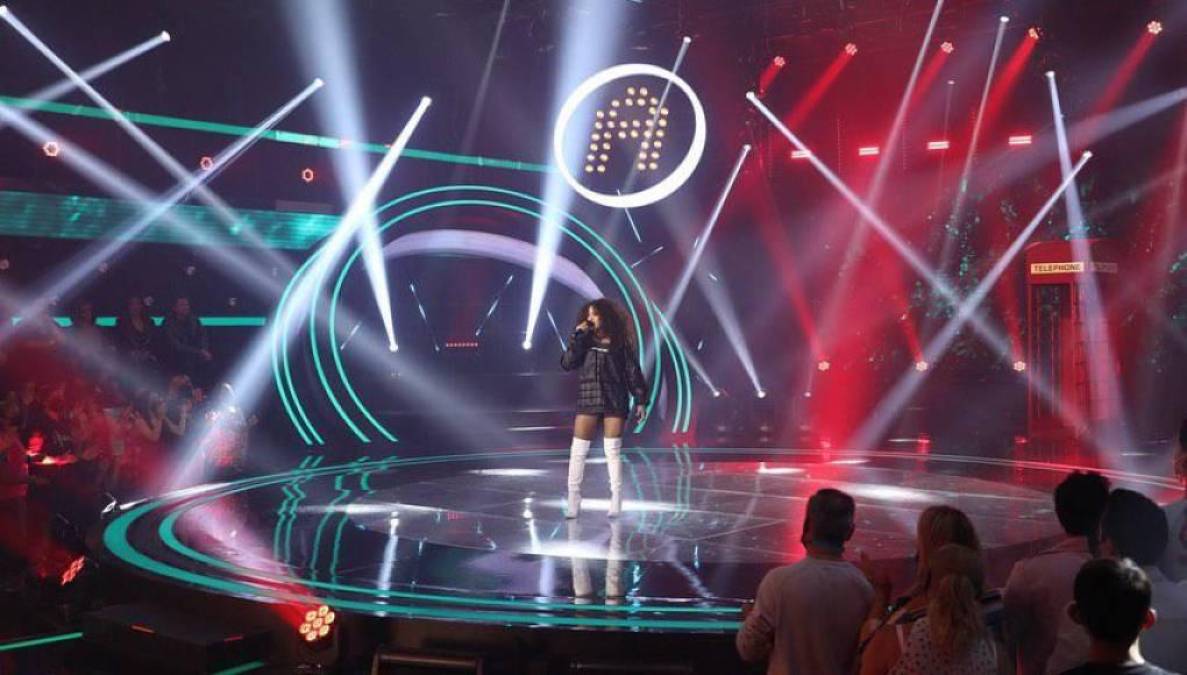 El domingo 12 de junio, durante el primer concierto de “La Academia”, Cesia subió al escenario enfundada en una gran chaleco negro, medias y con botas blancas. En esa ocasión interpretó ‘Llama por favor”, de la artista mexicana Alejandra Guzmán. 