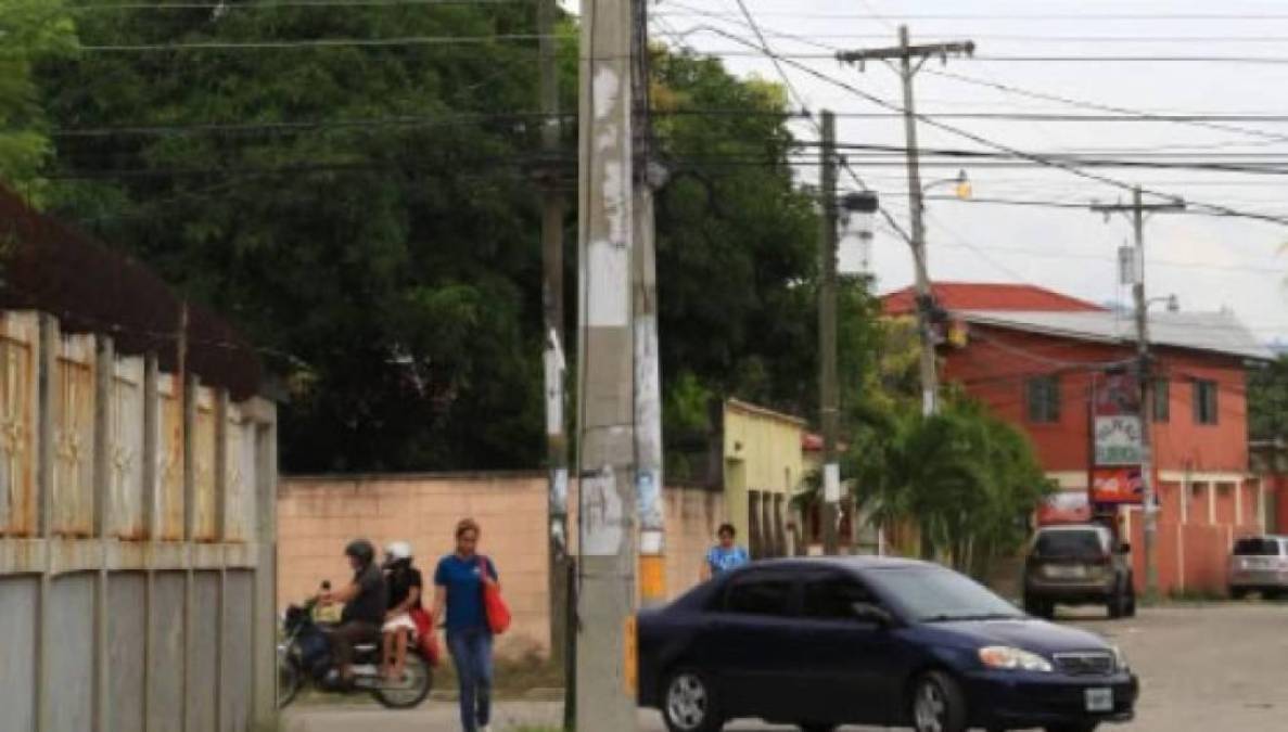 Villa Florencia. Esta es una de las colonias del casco urbano de la ciudad que presentan un elevado índice de hechos delictivos. Aunque a diferencia de otras comunidades mencionadas anteriormente, aquí el temor no es por asesinatos, sino por los asaltos y robos que hechos comenten a cualquier hora del día, producto de que las calles no cuentan con trancas y la circulación es abierta para todos los ciudadanos, lo que permite que cualquiera pueda transitar sin que hayan controles de seguridad.