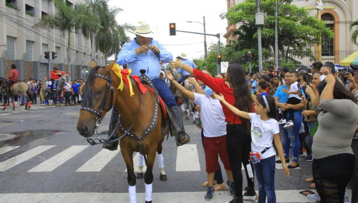 Los niños también estaban expectantes.