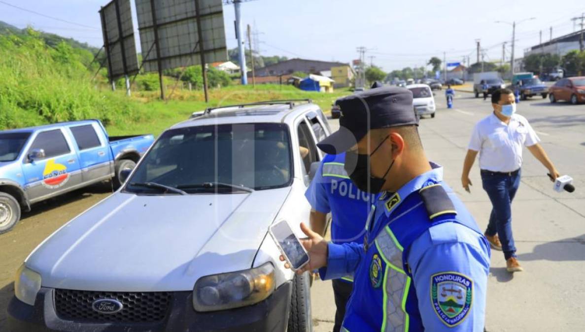 Con una multa de L400 por primera vez fueron sancionados los conductores que no han hecho el cambio de la placa vieja por la nueva.