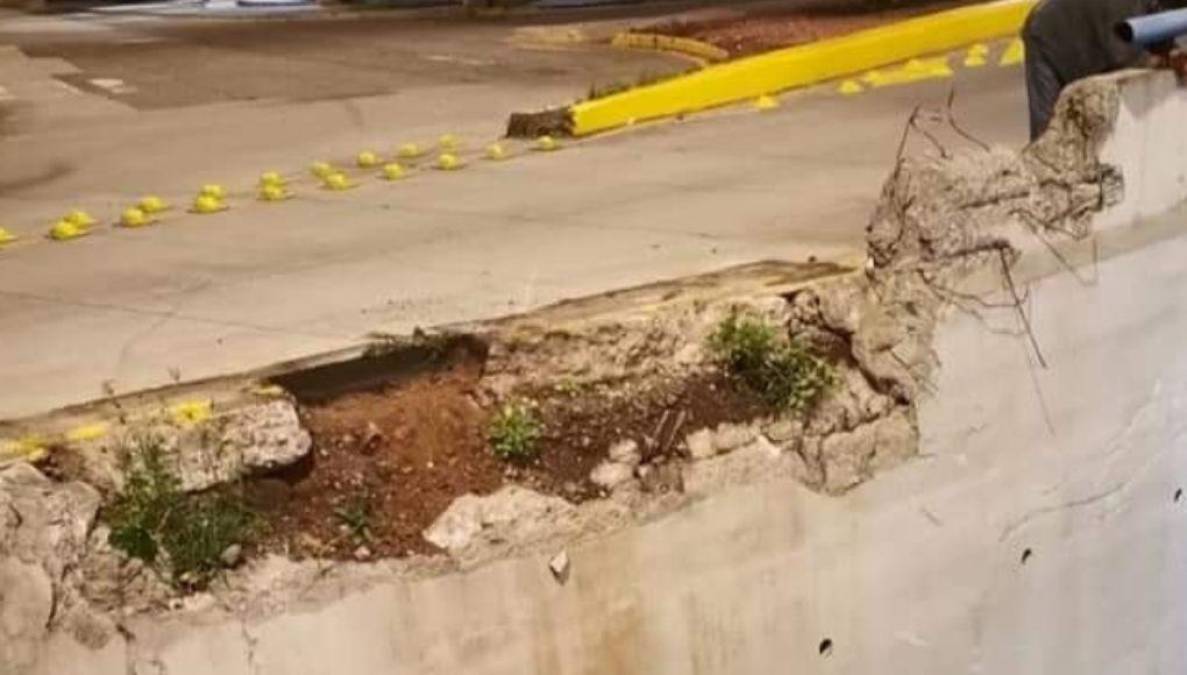 Asimismo, el fuerte accidente dejó serios daños en la estructura del puente producto del fuerte impacto del automóvil con las estructuras de concreto situadas alrededor del paso a desnivel.