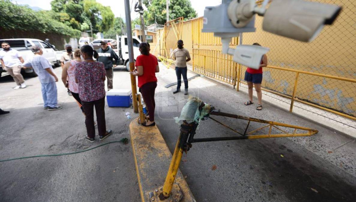 Vecinos de la residencial presenciaron con impotencia cómo el Departamento de Movilidad Urbana cumplía con la resolución de la abogada María Auxiliadora Sanabria.