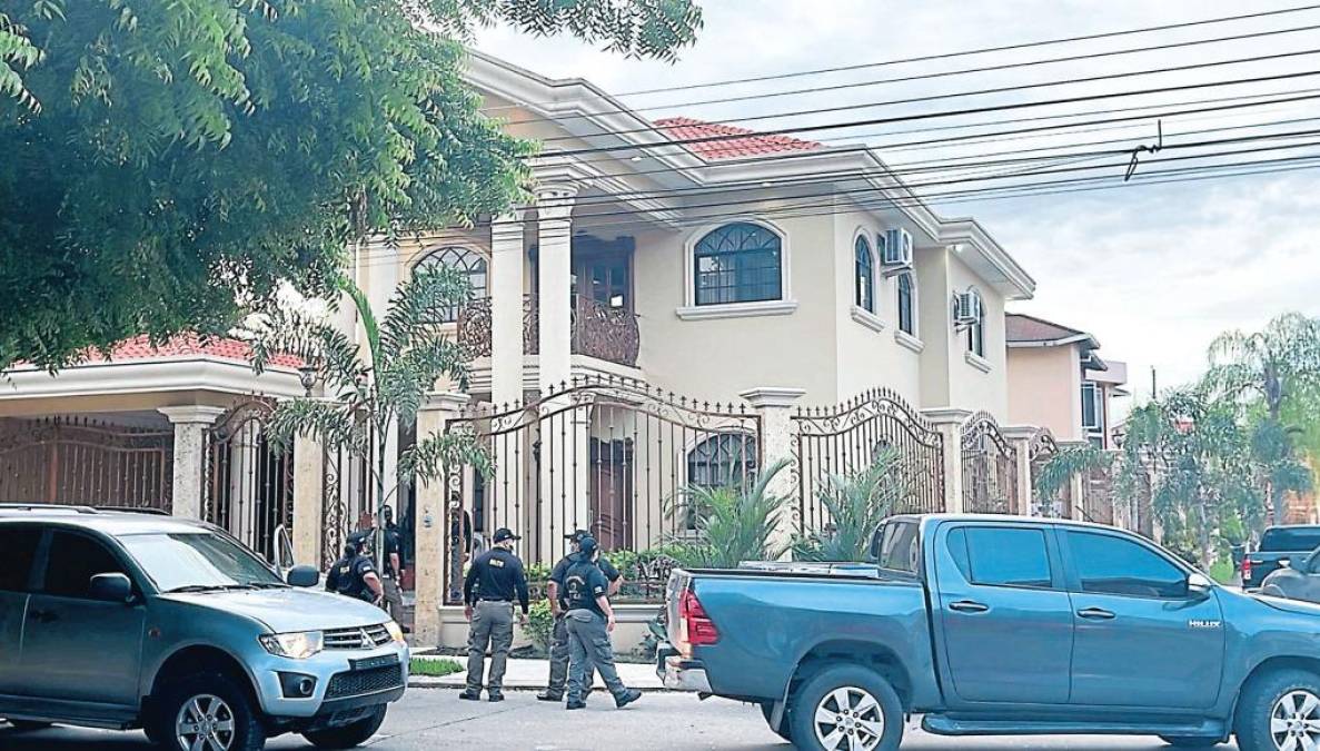 Los agentes de la DLCN y las autoridades de la Fiscalía aseguraron lujosas residencias y condominios en San Pedro Sula. 