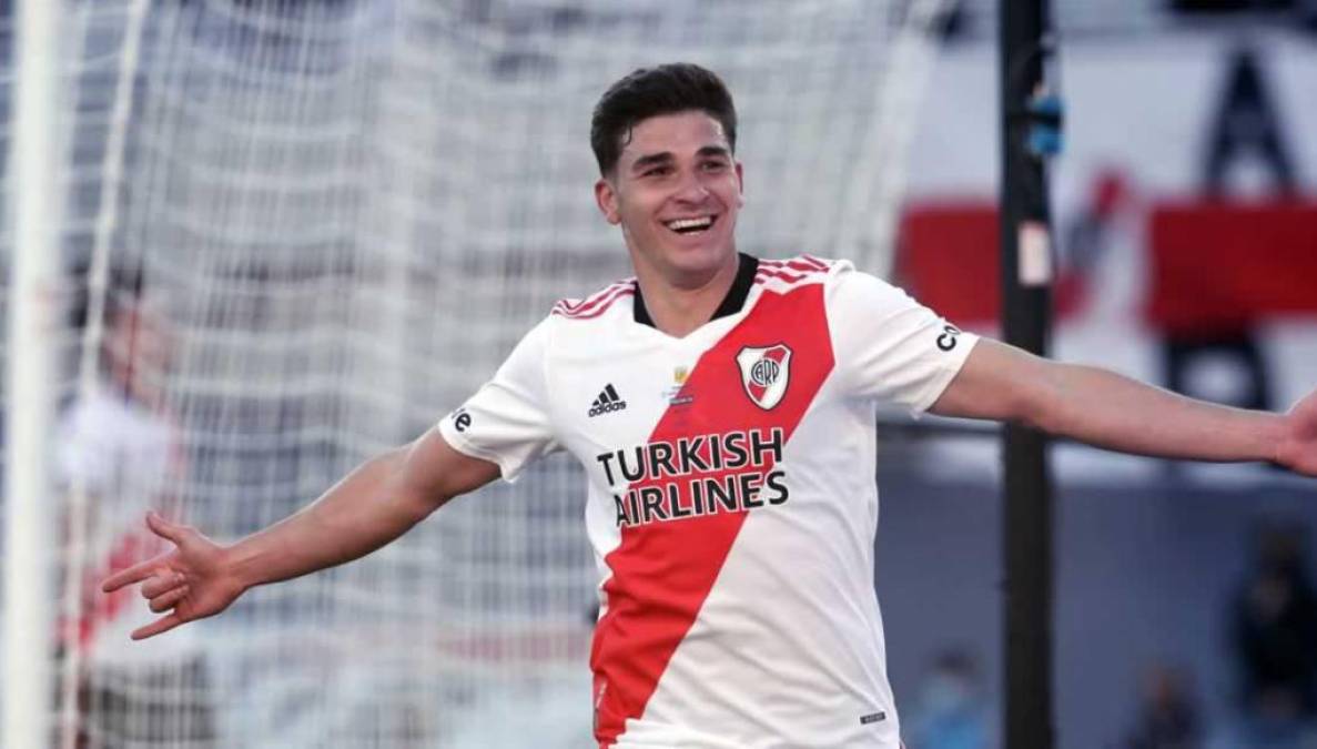 Tras unas semanas de negociación, Manchester City y River Plate habrían llegado a un acuerdo definitivo por el fichaje de Julián Álvarez. Según indica Fabrizio Romano, el delantero de 21 años es ya nuevo jugador ‘citizen’, aunque no vestirá la camiseta hasta la próxima temporada. Se quedará cedido en River los próximos 6 meses después de que el traspaso se cerrara en 18,5 millones de euros con un contrato de 5 temporadas. 