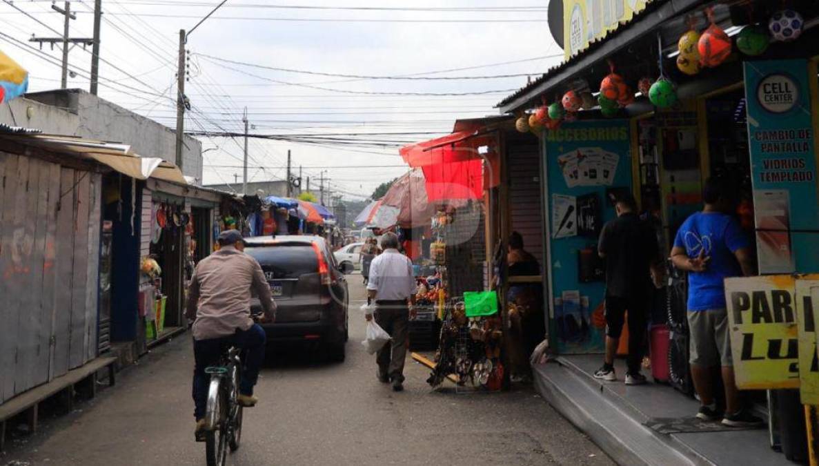 Asimismo, reveló que los puestos de venta que están ocupando nuevos espacios en calles y avenidas del centro de la ciudad no son de afiliados a las asociaciones de vendedores.