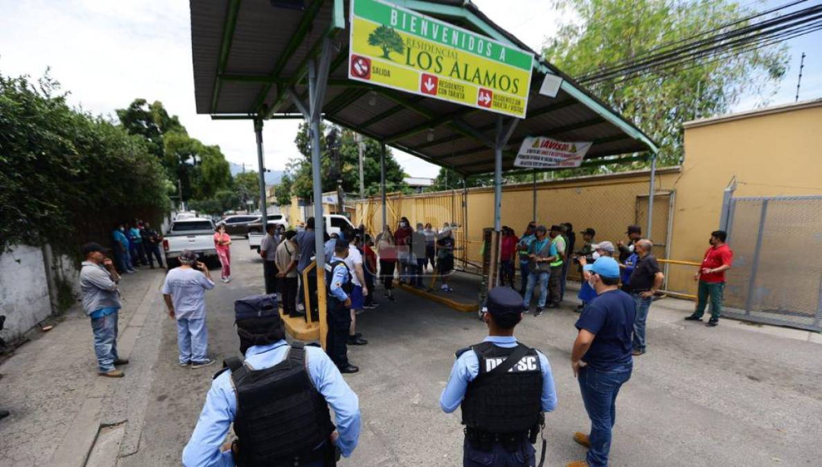 El personal de la Alcaldía llegó con miembros de la Policía Nacional.