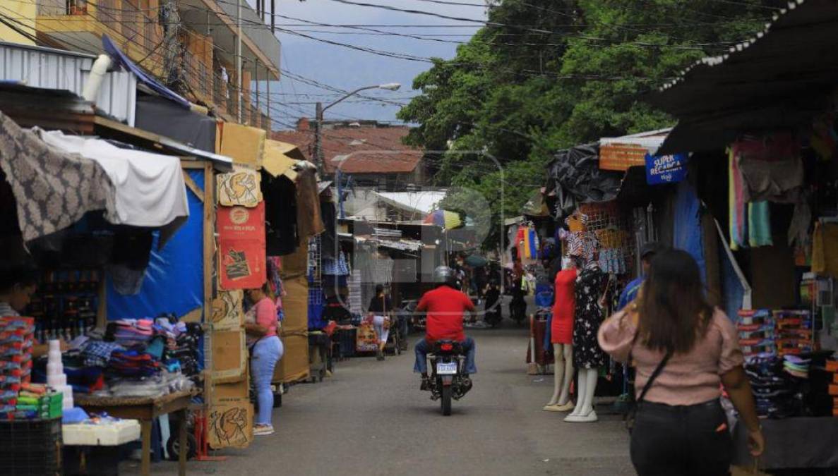 Claudia Pineda, dirigente de los vendedores ambulantes, dijo que en febrero presentaron al alcalde una propuesta de reordenamiento para despejar las calles y avenidas y reducir los espacios de los comerciantes en las aceras.