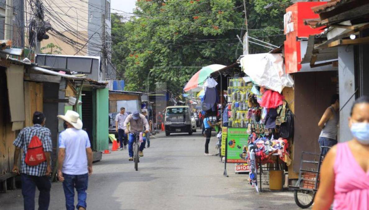 Así es como lucen las pavimentadas del barrio El Centro de San Pedro Sula, Cortés, con locatarios que buscan ganarse la vida de una forma digna a ambos costados.