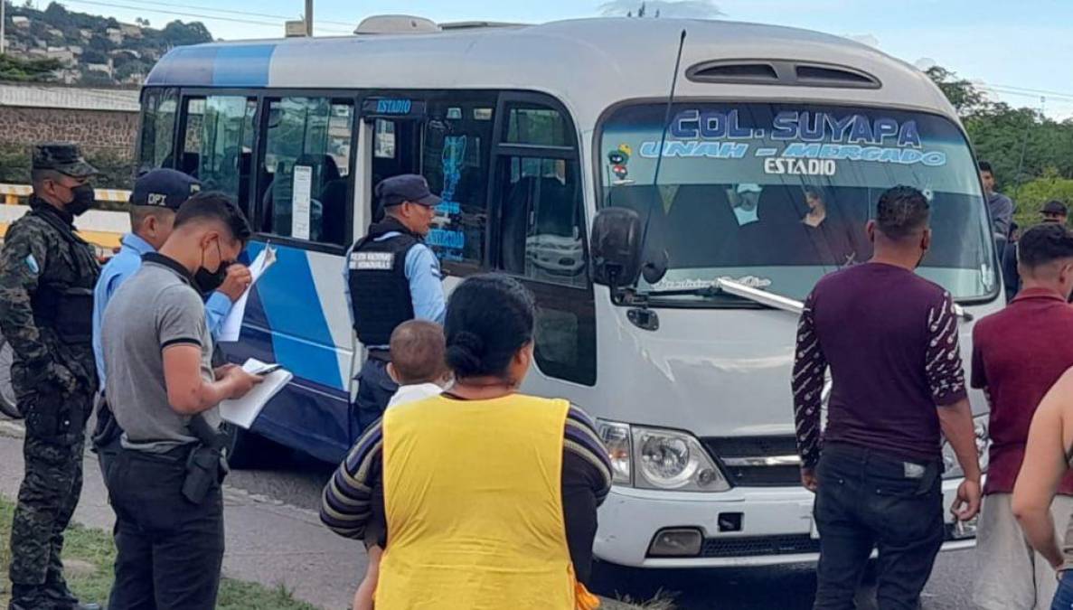 Compañeros de la víctima llegaron a la escena del crimen y entre lágrimas, llevándose las manos a la cabeza, dijeron que Allan era conocido popularmente como “Catuta”.