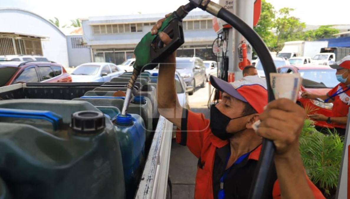 Algunos, los menos optimistas, optaron por cargar combustible en recipientes externos.