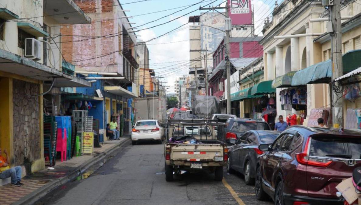 En la 4 avenida entre 5 y 6 calles del barrio El Centro solo queda un carril para la circulación de los vehículos