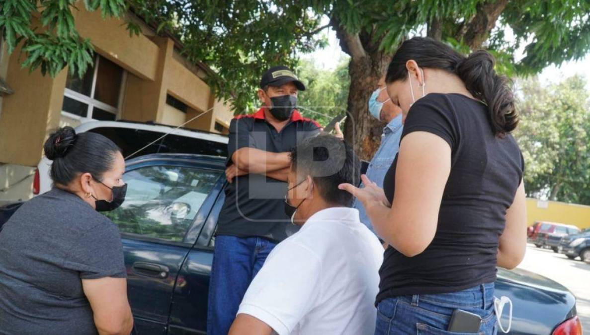 Familiares del policía llegaron a la morgue de San Pedro Sula. 