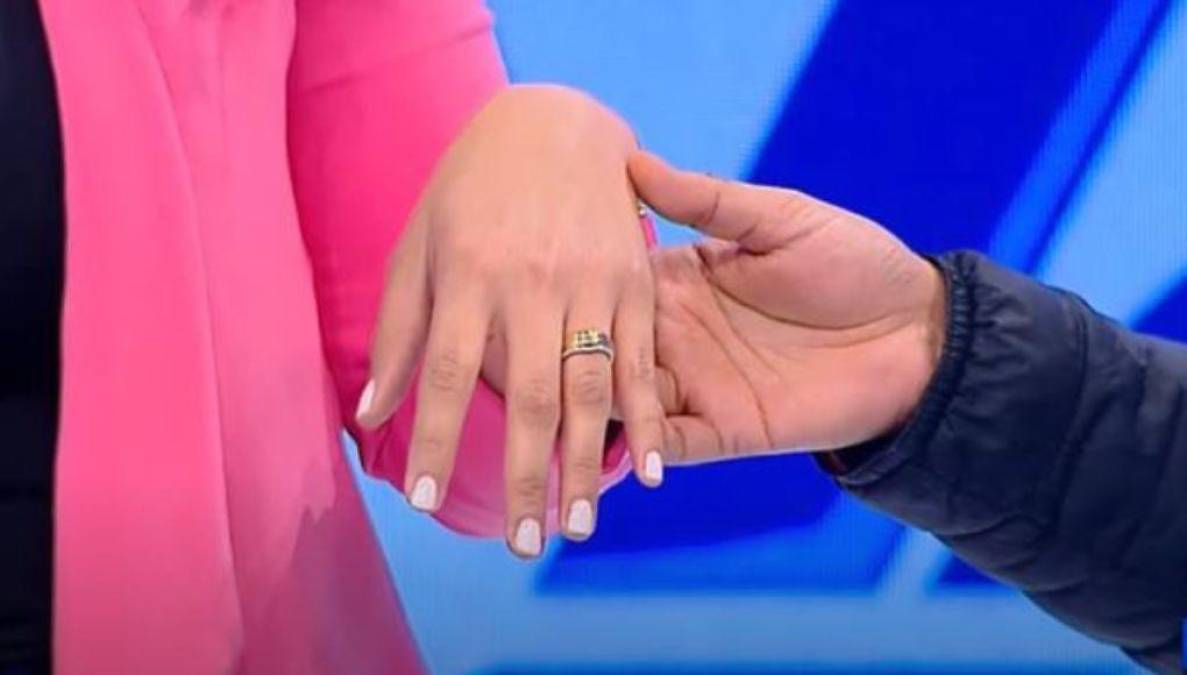 Carolina Lanza mostró su anillo en vivo.