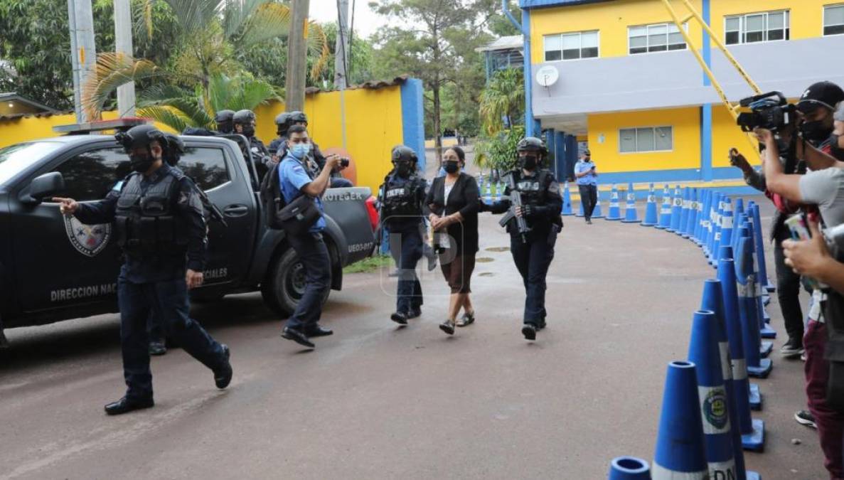 Pedro Mejía, abogado de Bobadilla, refirió a Televicentro que, en caso de concederse la extradición, Herlinda Bobadilla ya tomó una decisión sobre su futuro. En imágenes, Bobadilla es trasladada desde un cuartel policial hacia la Corte Suprema de Justicia. 