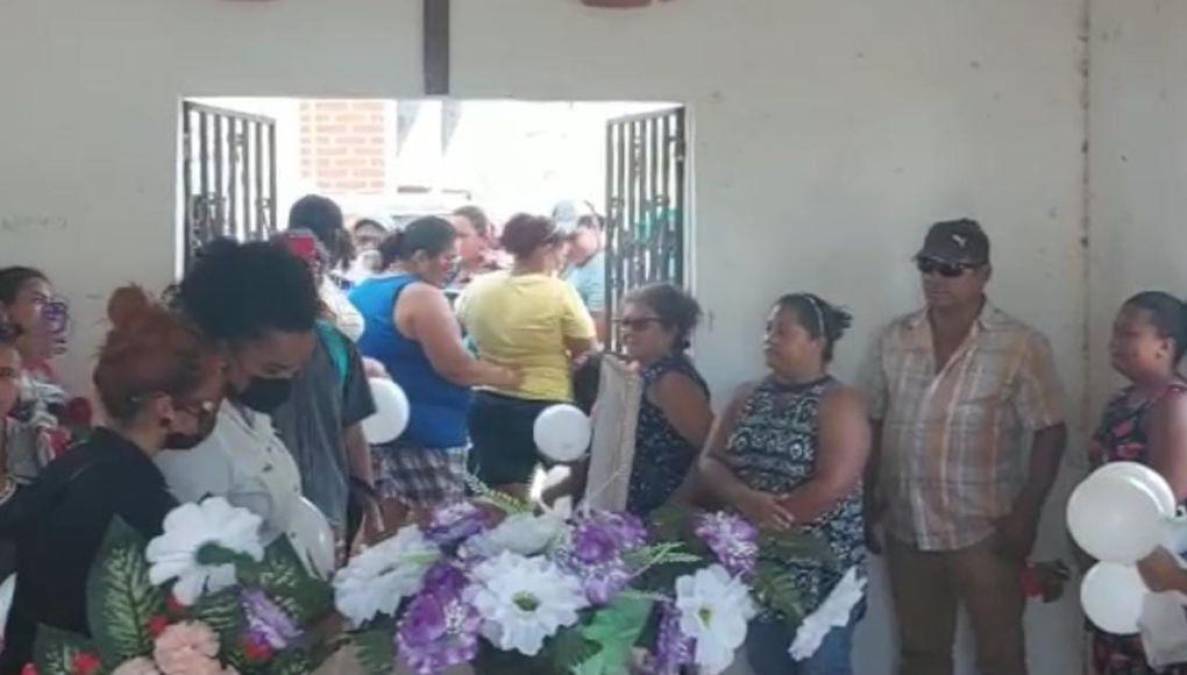 Con globos y flores dan último adiós a Rixy Ponce, joven madre ultimada en Trujillo (FOTOS)