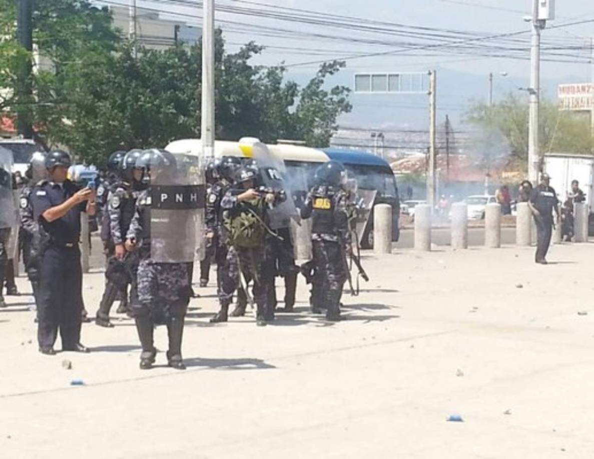 Un grupo de estudiantes que protestaba frente a los accesos de la Universidad Nacional Autónoma de Honduras (UNAH) en Tegucigalpa fueron desalojados por la Policia Nacional.