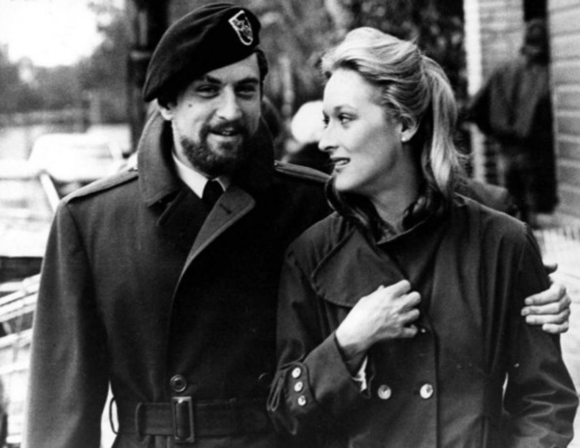 El Francotirador- The Deer Hunter. EU, 1978.<br/><br/>Dirige: Michel Cimino.<br/>Actúan: Robert De Niro, Christopher Walken, Meryl Streep.<br/><br/>Tres amigos, originarios de Pennsylvania, se enrolan en el Ejército para combatir en Vietnam. Ya en el campo de batalla, los tres jóvenes viven amargas experiencias que los marcan permanentemente.<br/><br/><br/>Vela por...<br/><br/>Robert De Niro ha señalado que ésta ha sido su actuación más extenuante. De hecho, convivió con obreros estadounidenses para preparar su papel. Se presentaba como Bob y se dice que nadie lo reconoció. Para darle mayor verosimilitud a la memorable escena de la ruleta rusa, De Niro sugirió que se incorporara una bala real al revólver que se utilizó en el rodaje. Por su trabajo en esta cinta, Meryl Streep alcanzó su primera nominación al Óscar.<br/><br/>