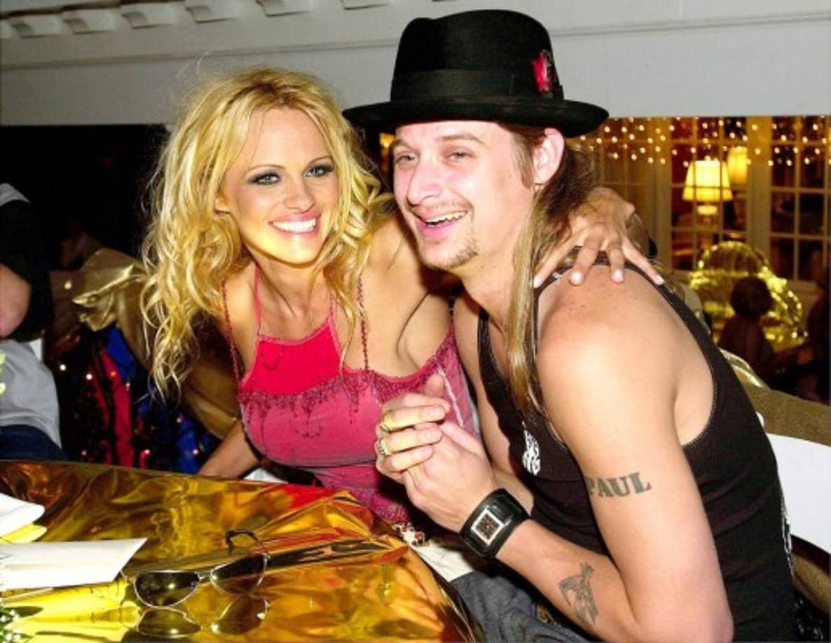 Pamela Anderson también estuvo casada con el músico Kid Rock. Ambos iniciaron su noviazgo en 2001 y se comprometieron en el 2002. Sin embargo, los famosos decidieron terminar su explosiva relación en 2003. Tres años después se reconciliaron y anunciaron su compromiso. Y fue así como Pam y Kid se dieron el “sí, acepto” en 2006, pero esa unión terminó al año siguiente, en 2007. <br/>