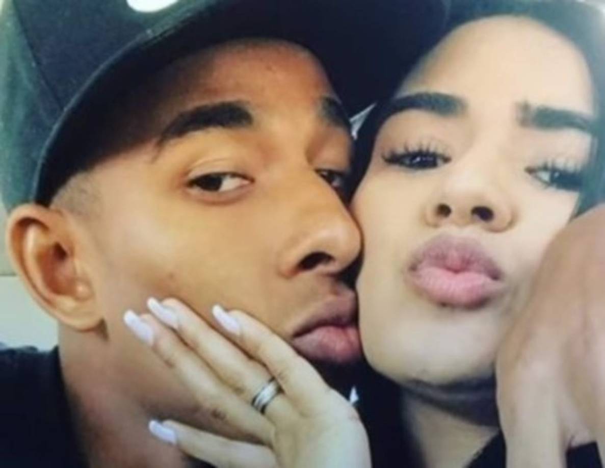 Daniela Cortés siguió acusando a Sebastián Villa. ”Yo solo le pedí a él y a sus empresarios ayuda para poder viajar a mi país y estar con mi familia y mi hija es lo único que necesito en estos momentos, ya no aguanto más, me siento frustrada ante esta situación. No tengo otra opción por el bienestar de toda mi familia por que él es capaz de hacer cualquier cosa, no saben la clase de hombre que es”.