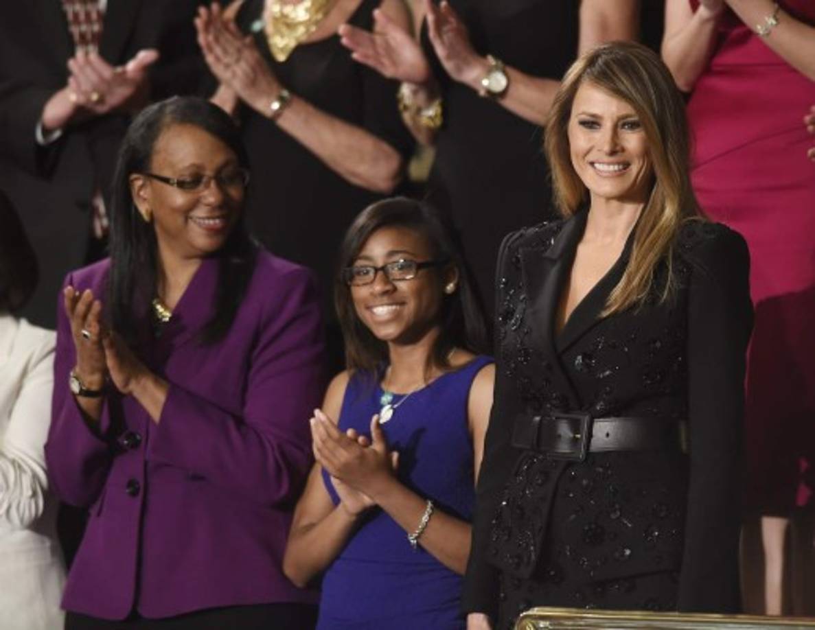 Bautizada con el nombre de Melanija Knavs, hija de una madre activa en los círculos de la moda y un padre vendedor de automóviles, estudió diseño y arquitectura antes de mudarse a Milán y luego París para comenzar una carrera como modelo.