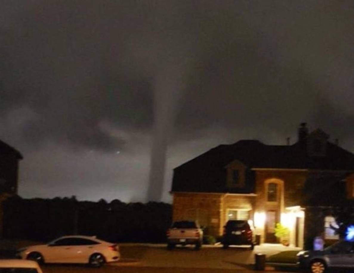 Un fuerte tornado tocó tierra anoche en Dallas, Texas, destruyendo decenas de casas y dejando sin electricidad a unas 130,000 personas.