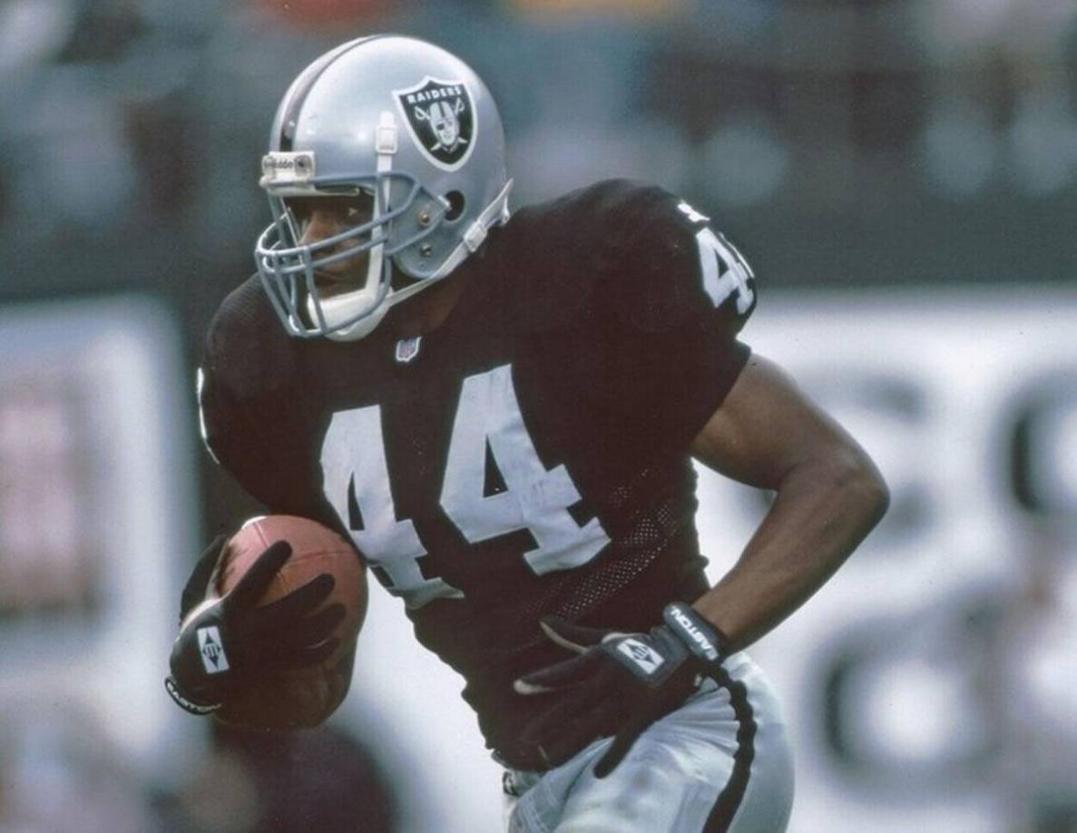 Para su participación en el Draft de 1994, Jones había acumulado más de 3.000 yardas terrestres y 40 ‘touchdowns’ (anotaciones) en el fútbol universitario lo que provocó que los Raiders lo reclutaran en la tercera ronda.