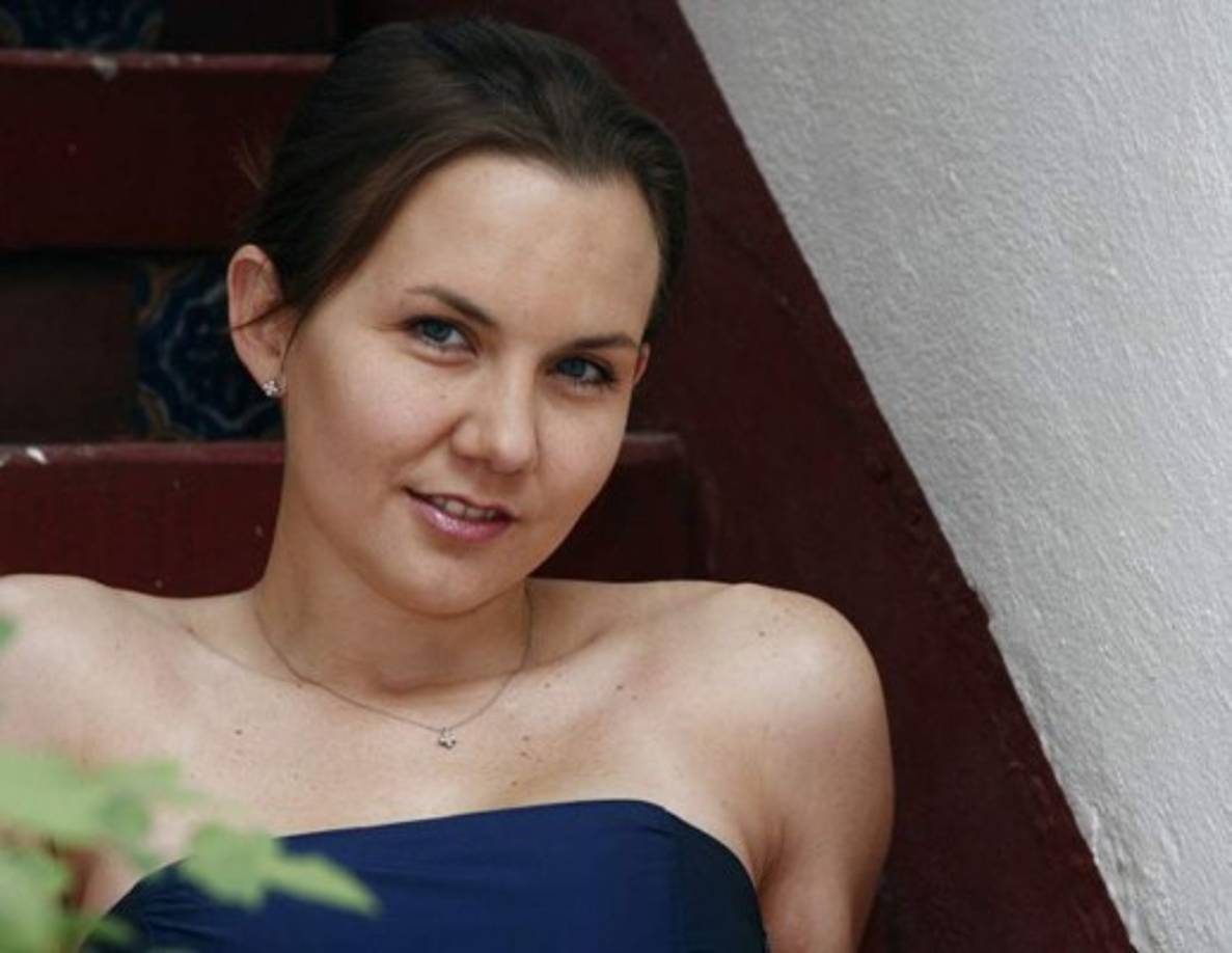 En 2000 contrajo matrimonio con el también actor Héctor Soberón, a quien conoció durante las grabaciones de Mi pequeña traviesa, pero su matrimonio no funcionó y se divorciaron un año más tarde.<br/><br/>