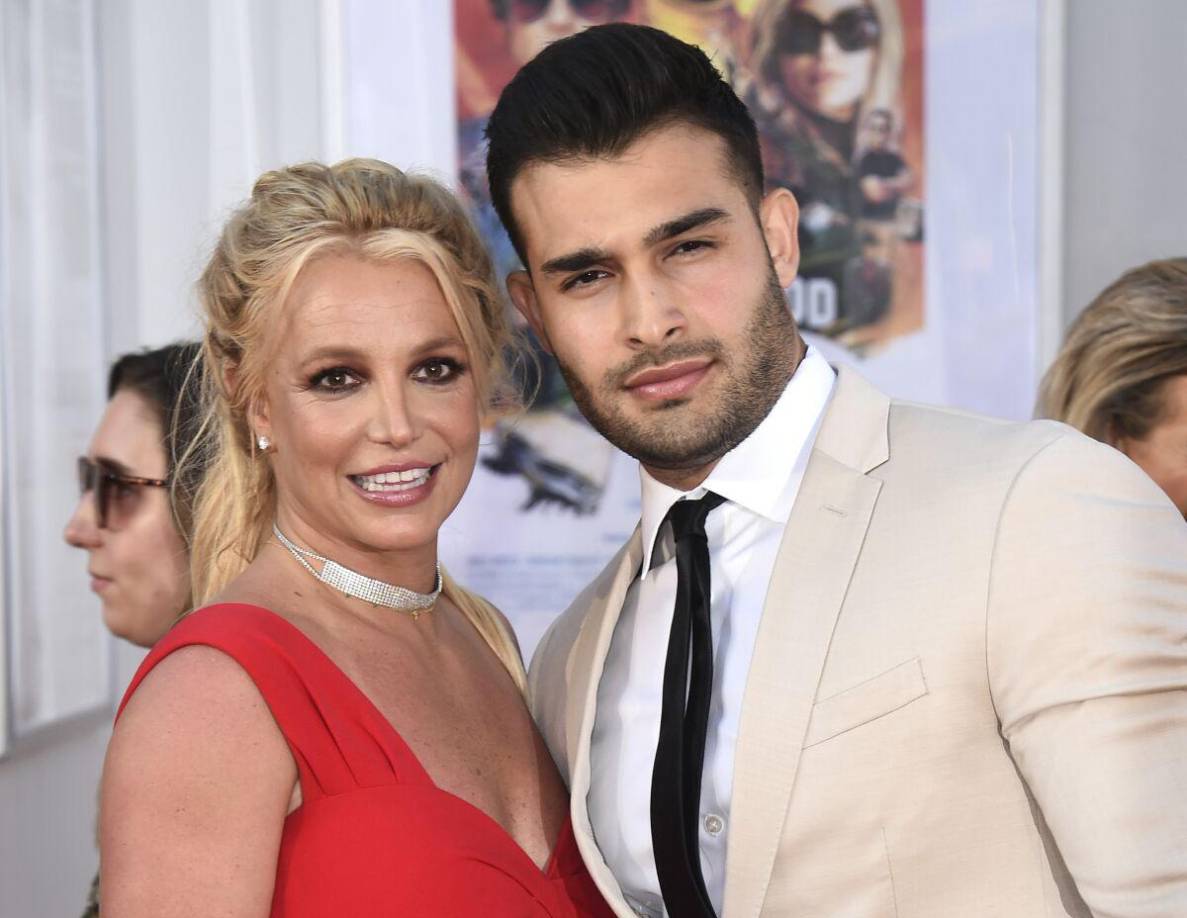 Otro divorcio sorpresivo de este 2023, fue el de la cantante Britney Spears y el modelo Sam Asghari. Se separaron en agosto de este año. Su matrimonio duró solo 14 meses. Los problemas en el idílico matrimonio surgieron, según el portal estadounidense TMZ, por las acusaciones de Asghari contra Spears por una supuesta infidelidad por parte de ella. Hasta el momento ninguno de los dos ha dado declaraciones sobre las causas de su divorcio. Britney en su libro autobiográfico, “La Mujer que soy”, lanzado después de divorciarse, habla muy bien de Sam y le expresa su gratitud por su apoyo.