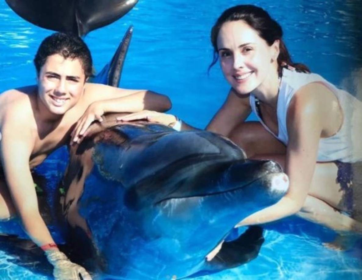 Antes de concluir sus estudios en el CEA recibió su primera oportunidad en marzo de 1994, para protagonizar la telenovela Agujetas de color de rosa la cual la catapultó a la fama dado el gran éxito alcanzado. Esta novela duró más de un año al aire de abril de 1994 a mayo de 1995 y se transmitió con gran éxito en varios países de America Latina y también en Filipinas y España, proyectando su talento y belleza a nivel internacional.