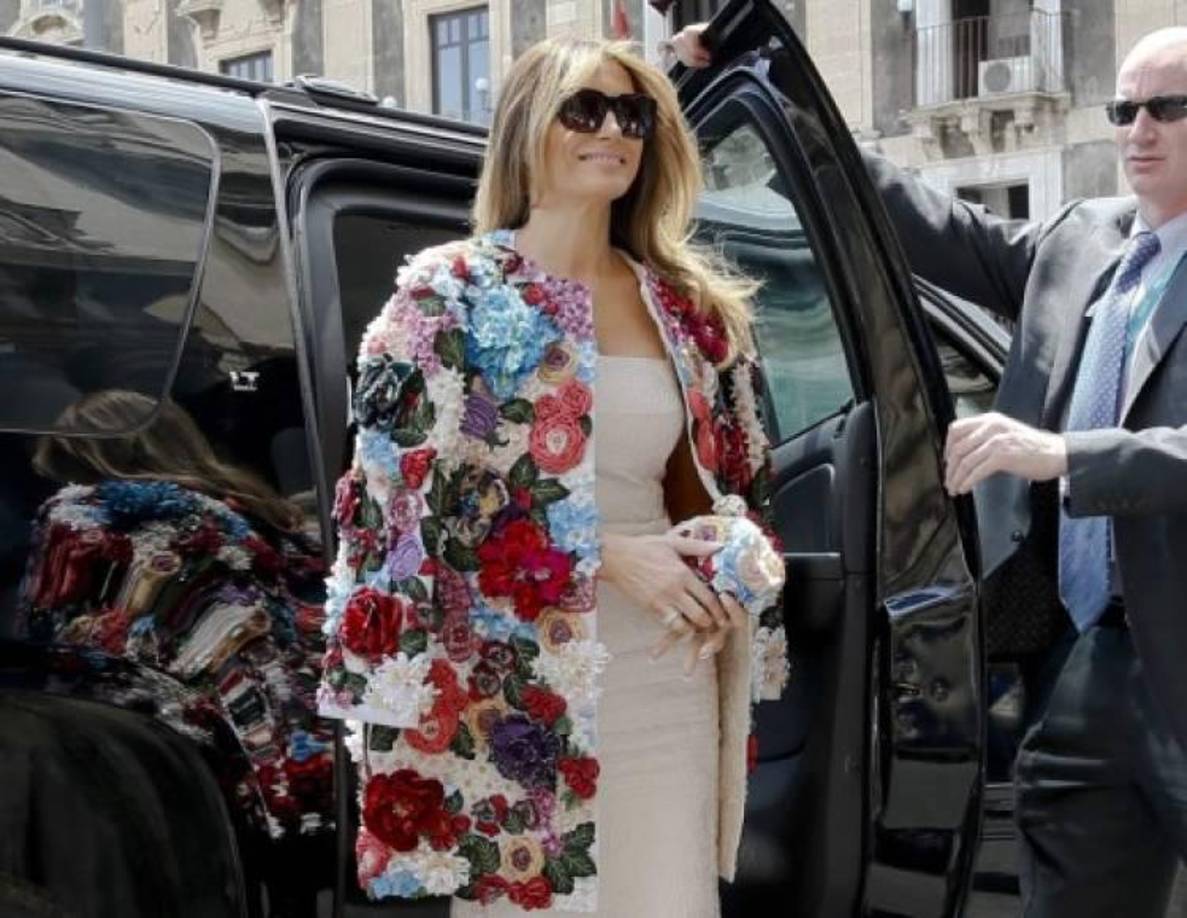 Dentro de la gira internacional, la primera dama de los Estados Unidos utilizó un bello saco de flores de la moda italiana, valorado en 46,000 euros.
