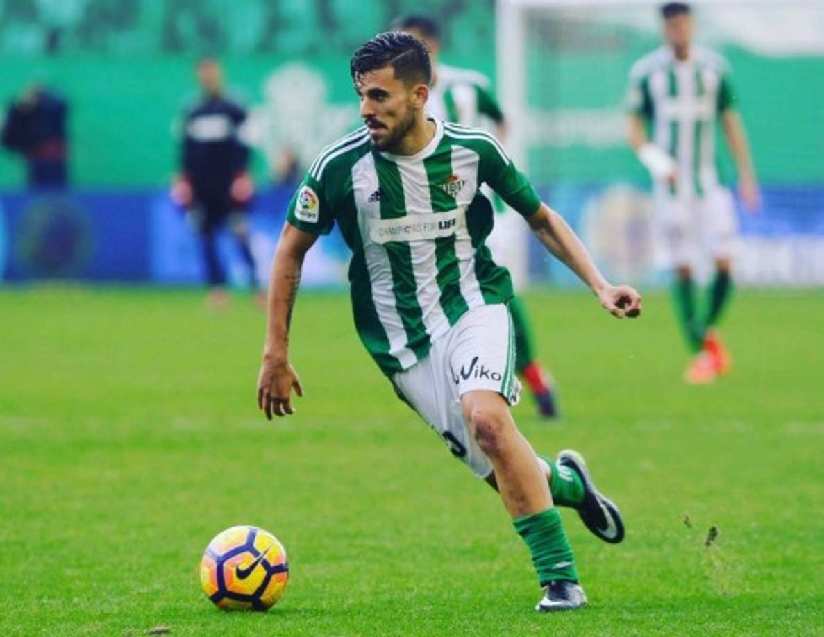 El Real Madrid continúa trabajando intensamente en la incorporación de los nombres que marcarán el futuro del fútbol mundial. El club blanco pretende reunir a todos los talentos del mañana bajo su escudo, y ha lanzado sus redes sobre otro de los jugadores jóvenes que más ha destacado en la Liga esta temporada, Dani Ceballos, centrocampista del Betis. Tal y como desvela el portal 'El Bernabéu', el equipo que preside Florentino Pérez se ha interesado por el crecimiento del joven jugador, de 20 años. Ceballos tiene una cláusula de rescisión por 15 millones de euros, que el Madrid pretende abaratar en tres, de modo que ofrecerá al Betis 12 millones más la cesión del jugador la próxima temporada.