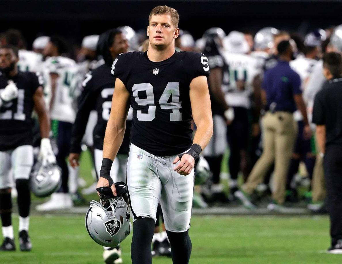 Carl Nassib - El ala defensiva de los Raiders de Las Vegas se convirtió en el primer jugador activo de la Liga Nacional de Fútbol Americano de Estados Unidos (NFL) en declararse homosexual. El estadounidense de 29 años lo anunció en un video publicado en su cuenta de Instagram.