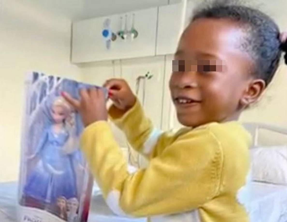 Afirman que los agentes no respondieron a sus súplicas de ayuda y que no se les permitió viajar en la ambulancia que la trasladó a emergencias. La menor murió el miércoles. 