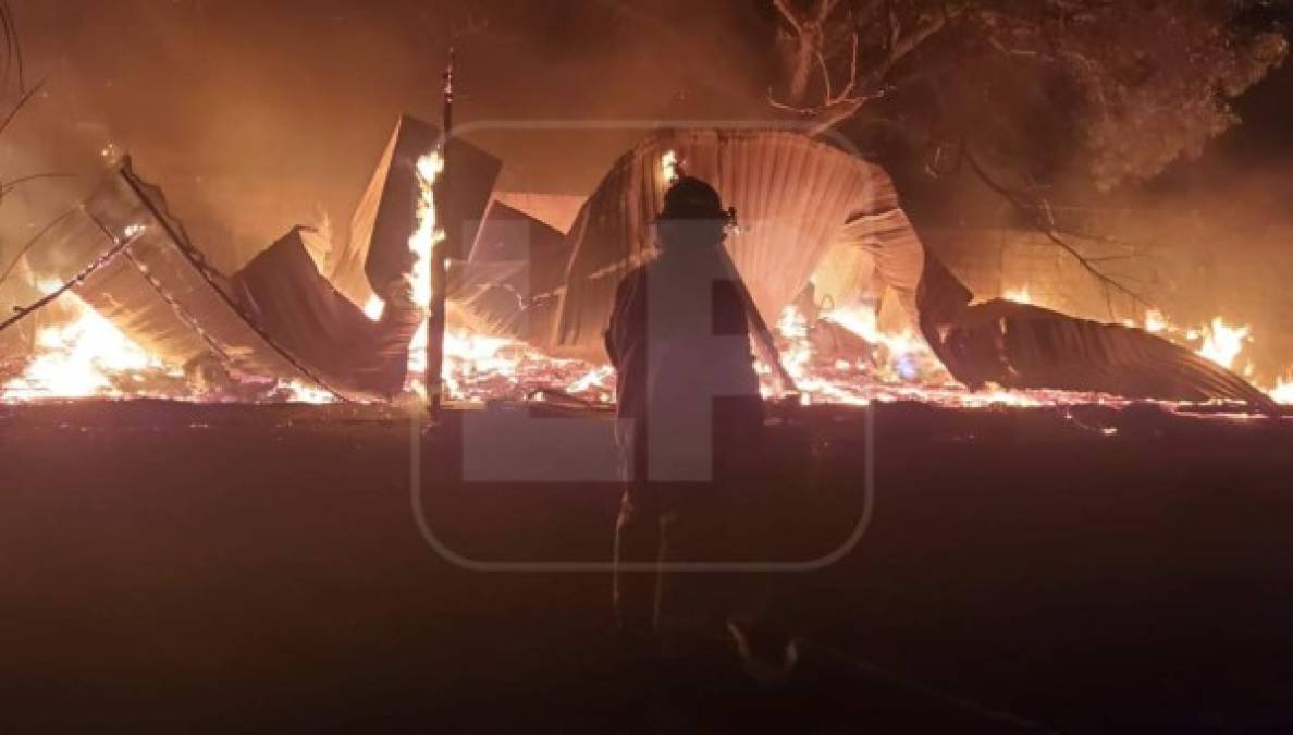 No hubo heridos, solo daños materiales. El hecho empezó a las nueve de la noche, durando una hora la tarea de apagar el fuego por parte de los bomberos.