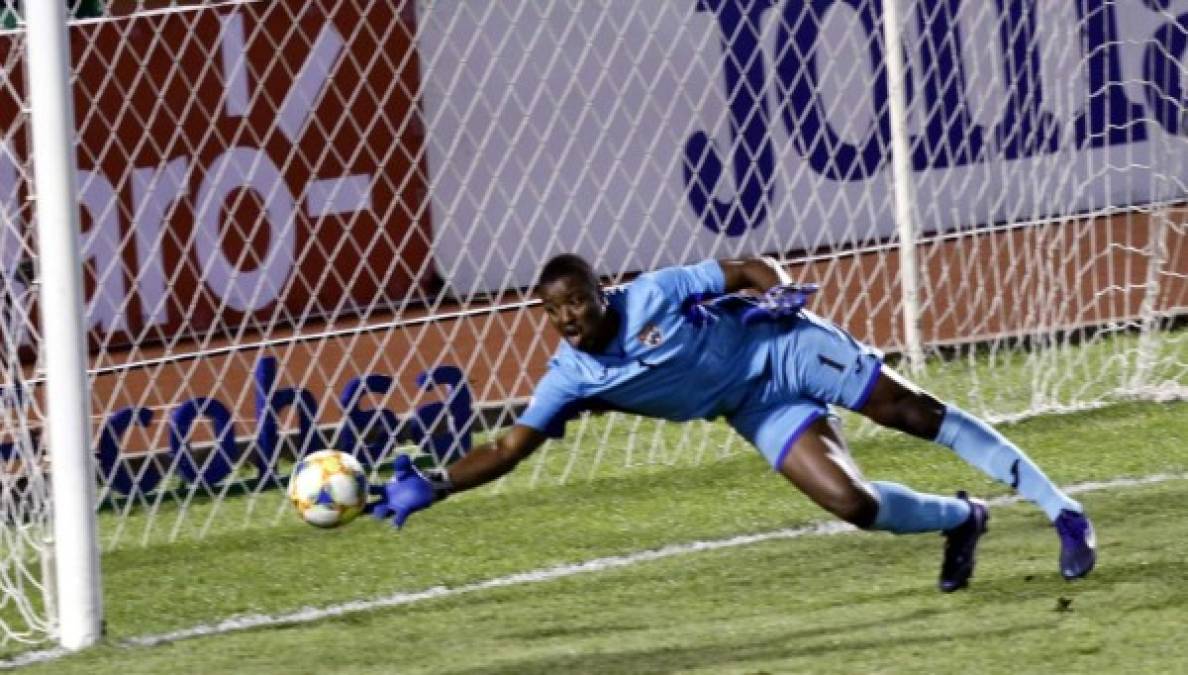 El portero triniteco Marvin Phillip se lanza para tratar de frenar el disparo de Jonathan Rubio en el primer gol de Honduras.