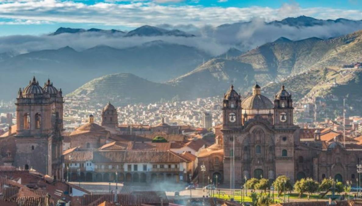 Cusco, Perú: Es considerada la capital del Imperio Tahuantinsuyo con un gran legado histórico y arquitectónico. Está rodeada de valles verdosos con imponentes atractivos turísticos, cultura y tradición. <br/><br/>Posee diversos atractivos turísticos como el Valle Sagrado, considerado el centro de producción del mejor grano de maíz; el Barrio de San Blas, llamado el Barrio de los artesanos por albergar a renombrados artistas populares de ciudad; Maras, lugar que posee minas de sal que fueron usadas desde el incanato y el Paucartambo un pueblo que aún mantiene vigente su ancestral cultura andina.