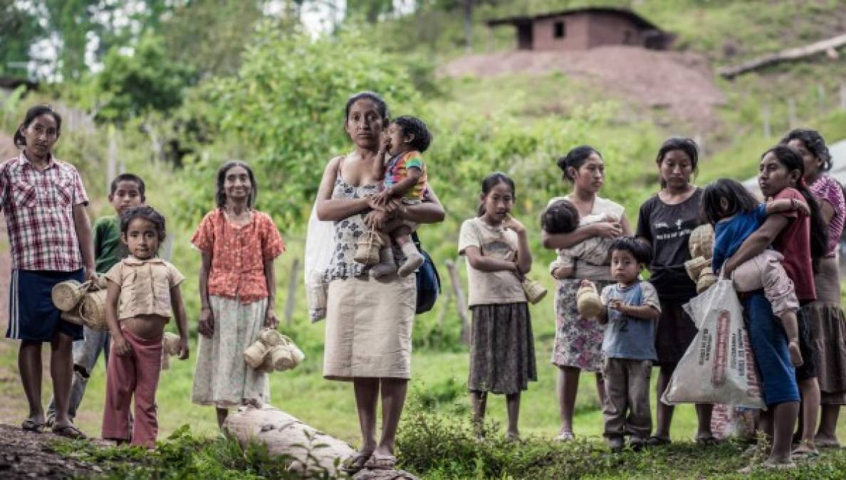 Apenas con la venta de canastas que venden a 10, 30 y 45 lempiras, las mujeres intentan juntar dinero para un tiempo de comida de sus hijos. Fotos: Yoseph Amaya