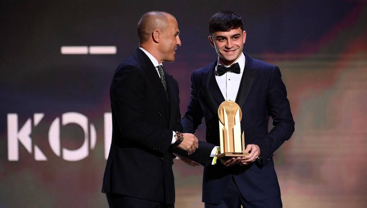 Fabio Cannavaro entregó a Pedri el trofeo Kopa que corona al mejor joven Sub-21 del mundo.