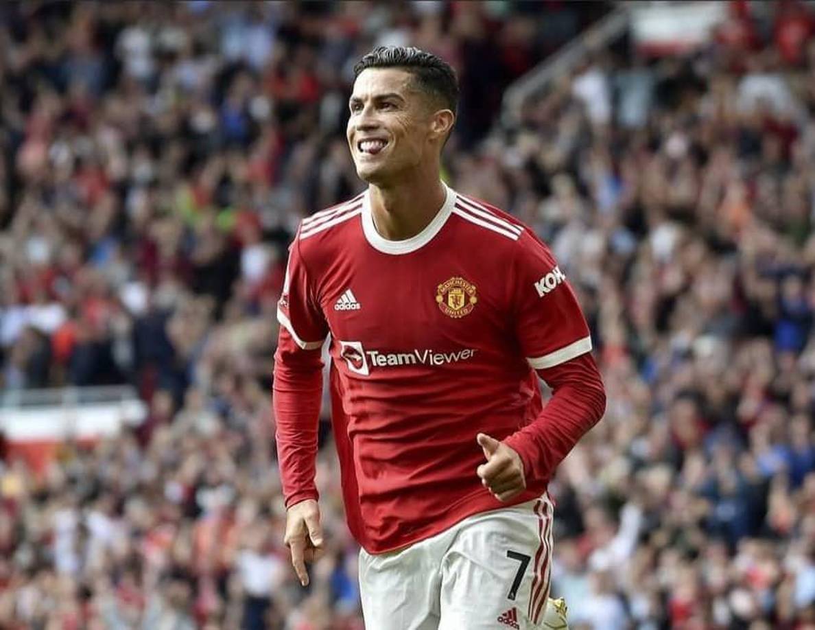 El Manchester United le informó a Cristiano Ronaldo que no planea venderlo por lo que deberá de permanecer una temporada más en el equipo inglés.