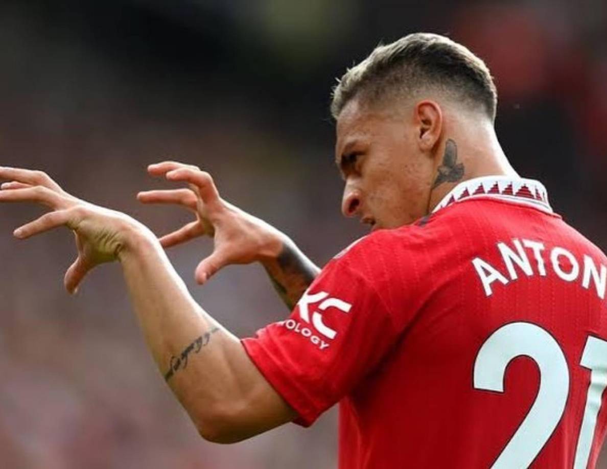 “Antony cerró la puerta de casa y no me dejó salir. Yo tenía el dedo abierto, todo magullado. Rompió mis cosas, se llevó mi pasaporte. Su madre y su padrastro incluso lo encerraron en el campo de fútbol, tenía un campo de fútbol dentro del salón de su casa, rodeado por una valla. Estaba alterado, intentaba salir como podía, me lanzaba balones de fútbol, me tiraba teléfonos móviles. Decía que me iba a matar, que se iba a suicidar”, declaró en charla con el medio brasiseño.