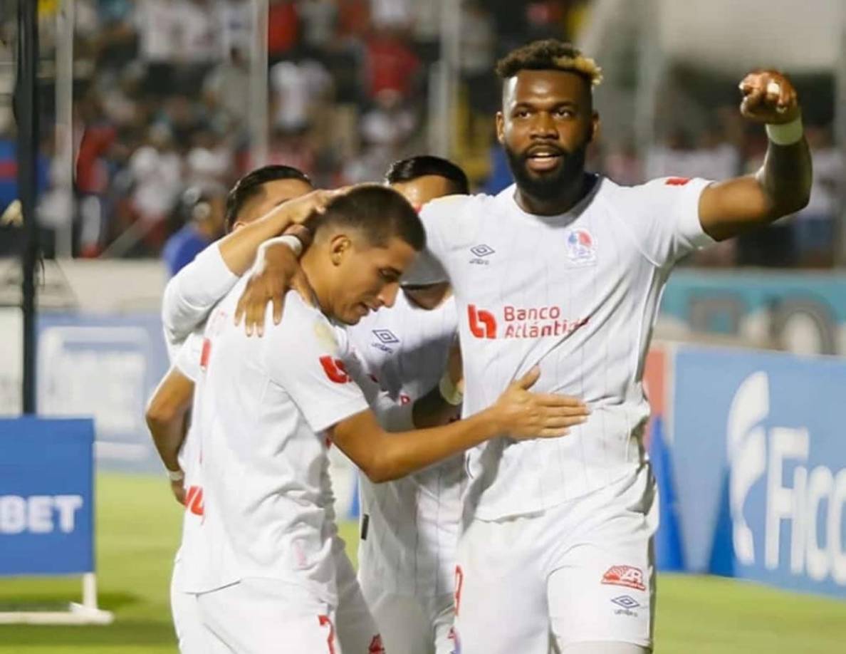 El festejo de Jorge Benguché y Michaell Chirinos con José Mario Pinto.