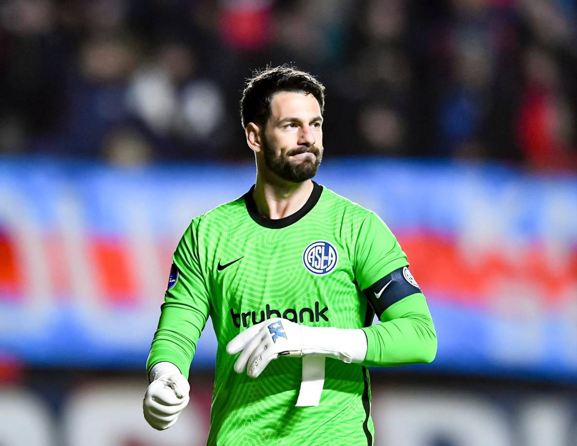 El Granada hizo oficial este miércoles la incorporación de Augusto Batalla como nuevo cancerbero del equipo rojiblanco, al que llega para reforzar la portería.