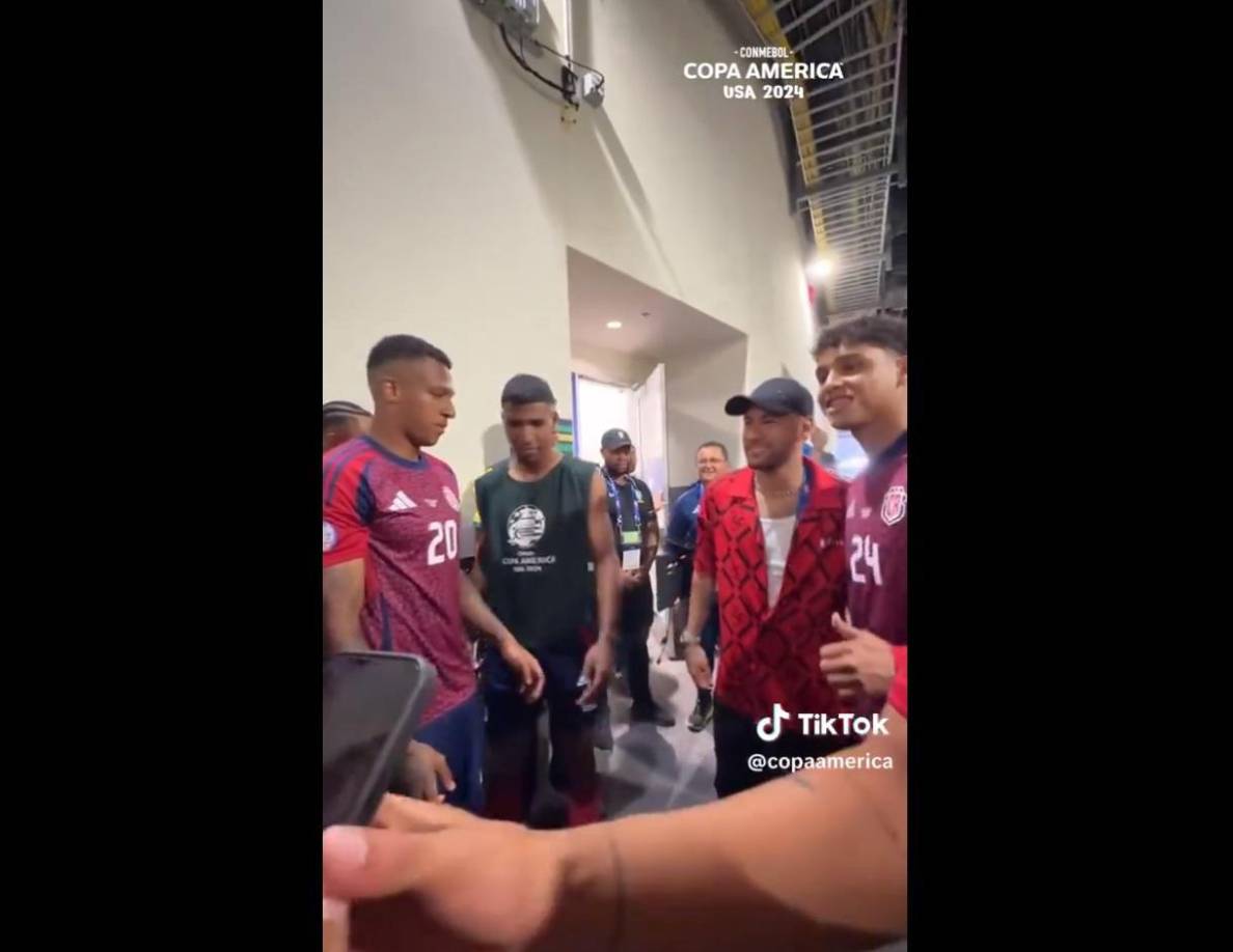 Los jugadores ticos hicieron filas para tomarse fotos con el crack que se perdió la Copa América por lesión.