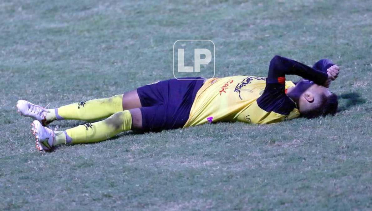 Mayron Flores, tendido en el campo tras perder la final ante Olimpia.