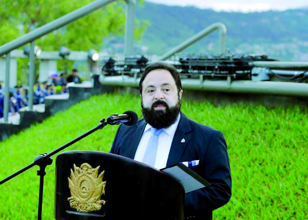 Redondo se reúne con cúpula de las Fuerzas Armadas